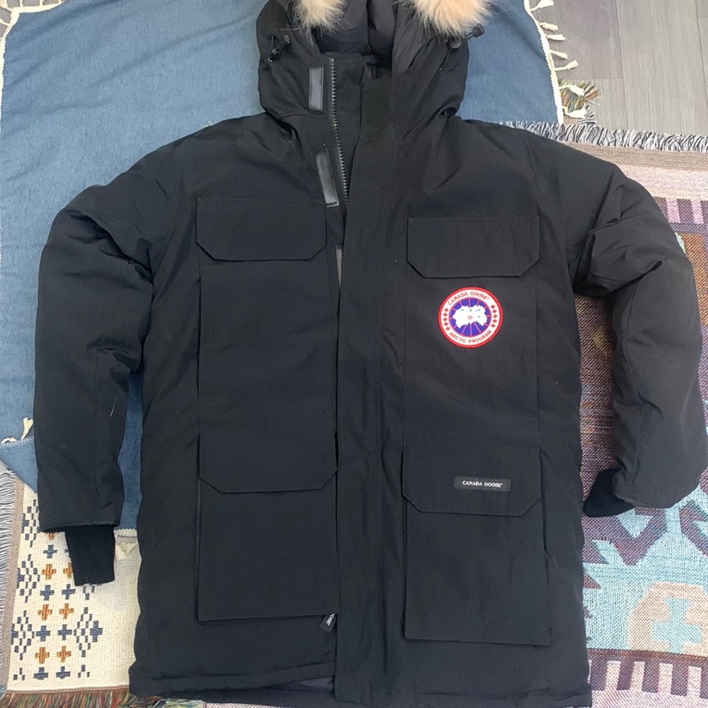 Outdoor sports hooded Canada goose adventure down jacket, good windproof effect